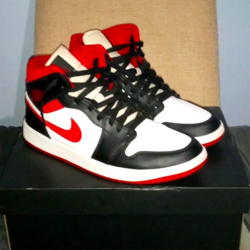 Jordan 1 mid "Chicago Black Toe" w/ OG box